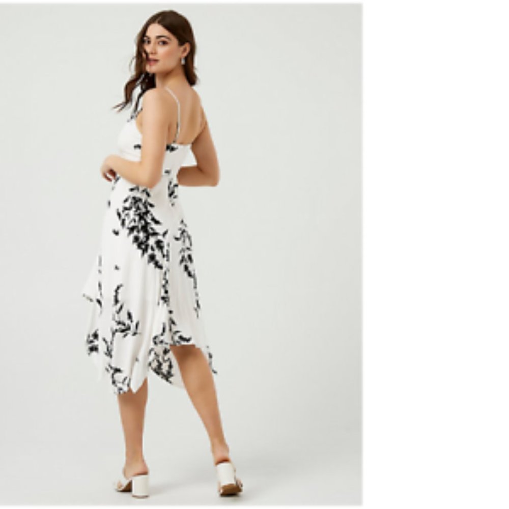 NWT Le Chateau PLUS SIZE Floral Crêpe V-Neck Flowing Black White Summer Dress - Picture 3 of 9